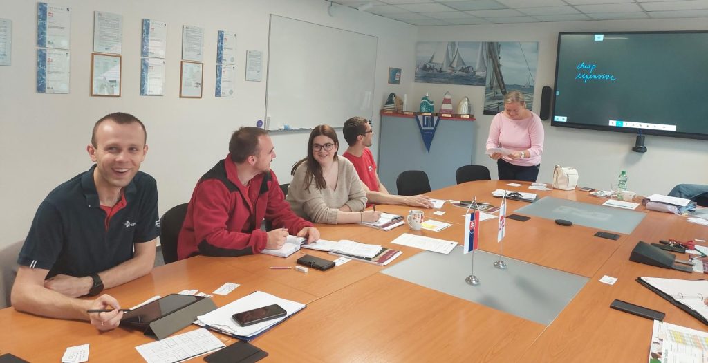 Vďaka podpore z Európskeho sociálneho fondu a Európskeho fondu regionálneho rozvoja v rámci Operačného programu Ľudské zdroje spoločnosť realizovala projekt Rozvoj zručností zamestnancov A2B. 